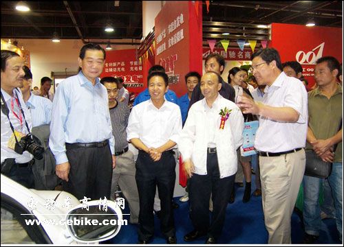 001自发电电动车第29届中国浙江国际自行车电动车展览会大放异彩