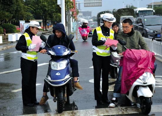 昆明交警将持续收缴电动车雨篷 为了安全请支持配合