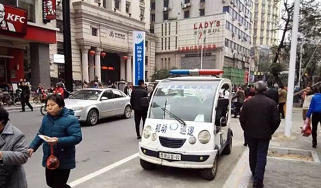 讽刺！执法人员无照开电动车轧亡初中生，交警莫非要扣了巡警的车？
