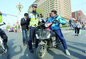 北京长安街等10条机动车禁行路电动车可推行 