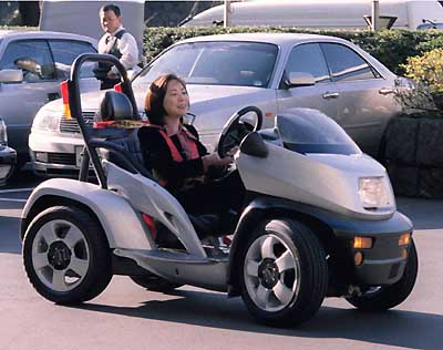 小型电动车：该禁“上路”还是给“出路”？