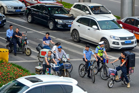 广东三地试点电动车专用车道