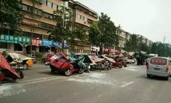 周口电动车当街被砸毁，电动车是一群行侠仗义却被追杀的游侠！