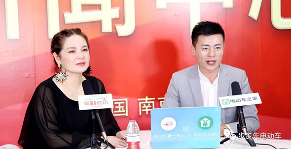 紧张的主持人，风骚的摄像师，女神张梅被采访时的那些趣事！