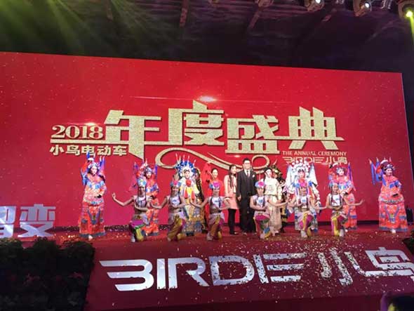从人气展位到千人大会，小鸟的“两会”搞得有点“过”！
