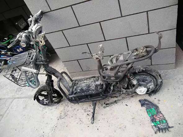 太吓人！淄博一小区电动车突然爆炸起火！没想到竟这么可怕...