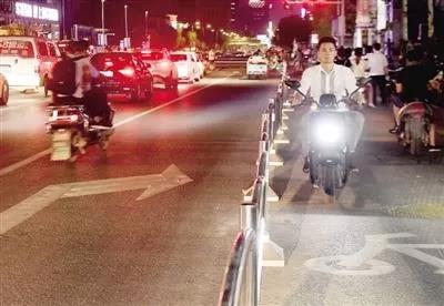 电动车出行成多家报纸头版，这个地方到底要为电动自行车立什么规矩？