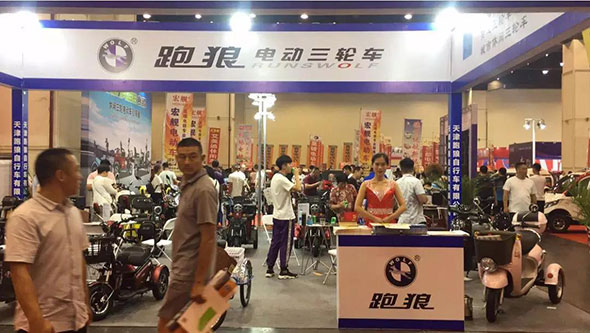 领跑时尚，与狼共舞：郑州展会跑狼大展风采！