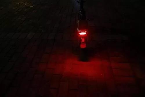 夜晚下，属于电动车的那束光