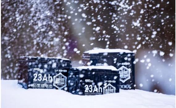 爆燃！超威黑金5.0石墨烯电池-30℃极寒挑战，百万流量见证续航新“骑”迹！