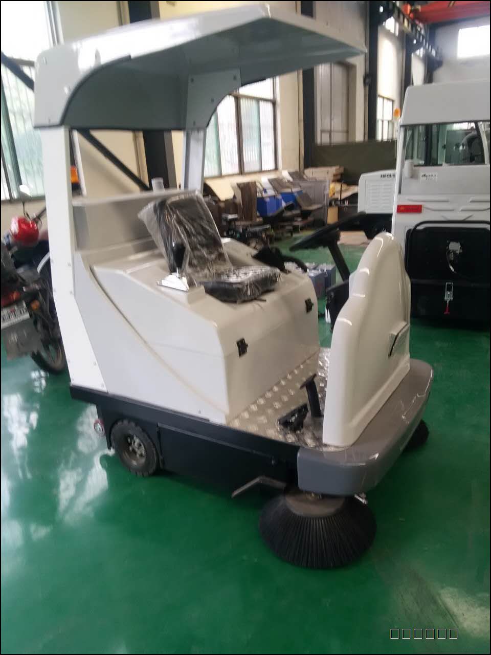 小型XLS-1500吸扫一体电动清扫车