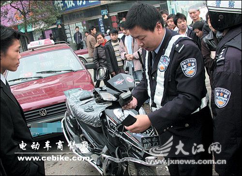南昌交警查验车辆