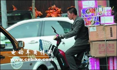 看,这位把电动车当成了拉货车,还在机动车道上行驶。 栾俊学 摄