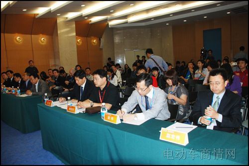出席宗申派姆“多伦多”媒体发布会的领导嘉宾和记者们