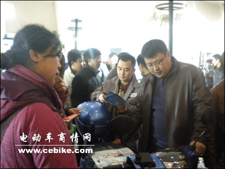 客商在宗申派姆电动车展位前流连忘返
