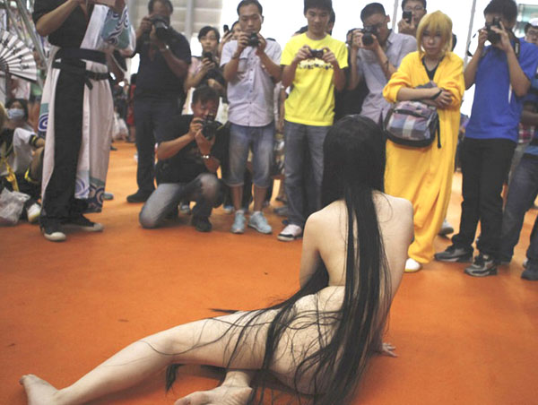 动漫展裸女扮鬼被围观